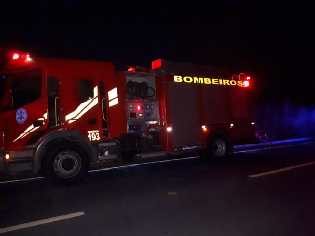 Bombeiros resgatam homem preso s ferragens em acidente na Estrada da Guia