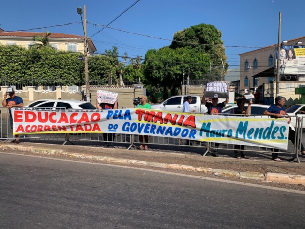 Professores protestaram durante reabertura da Santa Casa