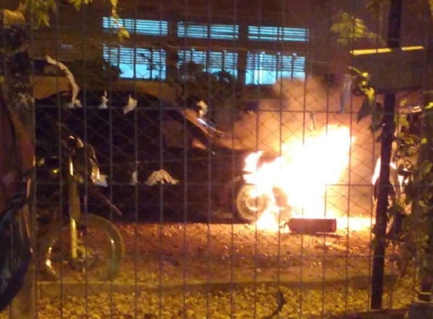 Bombeiros so acionados aps carro pegar fogo na UFMT;  fotos e vdeos 