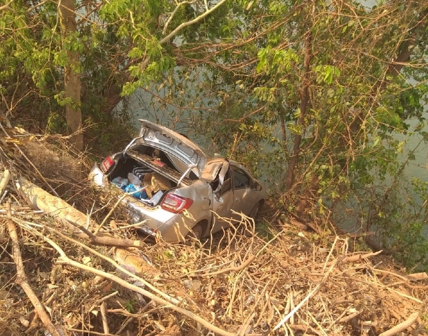 Adolescente de 14 anos quase cai no Rio Cuiab com carro aps tentar fugir da PM