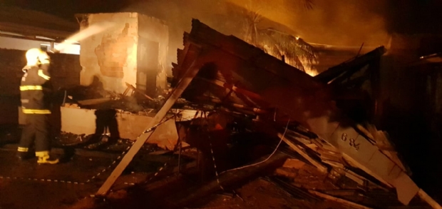 Duas pessoas morrem carbonizadas aps casa pegar fogo; menores conseguiram fugir