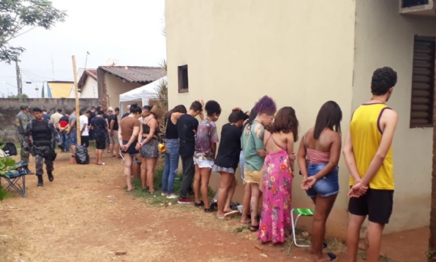 Festa regada a lcool e drogas termina com 38 pessoas detidas