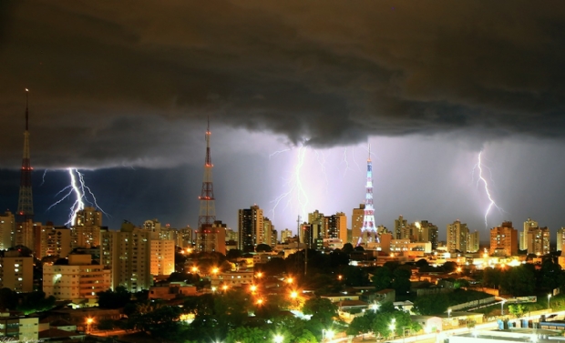 CPTEC emite alerta de vendaval e tempestade de raios para Cuiab e mais 51 municpios