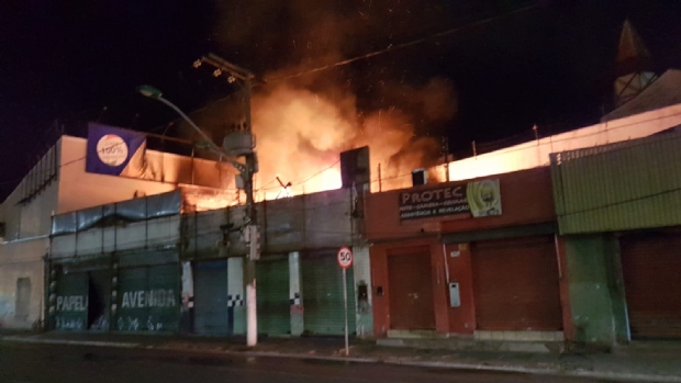 Incndio de grandes propores atinge trs lojas no Centro de Cuiab