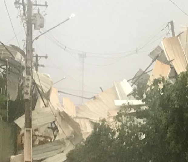 Tempestade com queda de granizo danifica estrutura de escola e derruba rvores na regio central