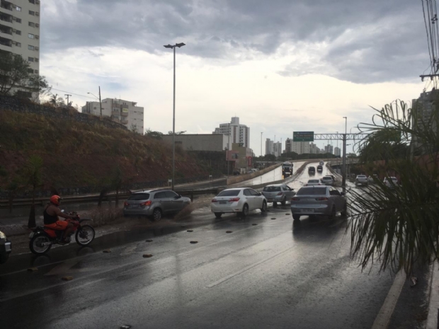 Viaduto da Copa alaga aps chuva em Cuiab;  fotos e vdeos 