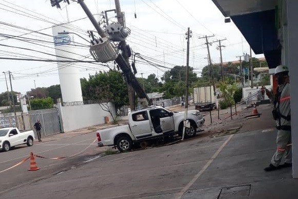 Motorista bate S10 em poste e deixa bairros em Cuiab sem energia eltrica; via segue interditada