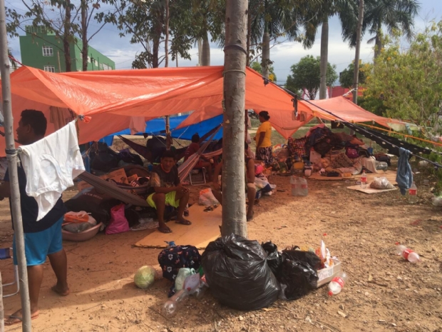 Venezuelanos acampam ao lado da rodoviria em Cuiab para fugir da fome e pobreza;  fotos 