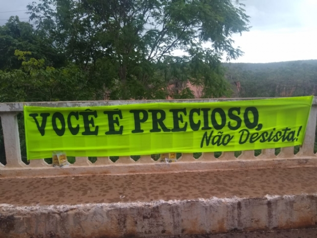 Para salvar vidas, voluntrios colocam faixa com mensagem de apoio no Porto do Inferno