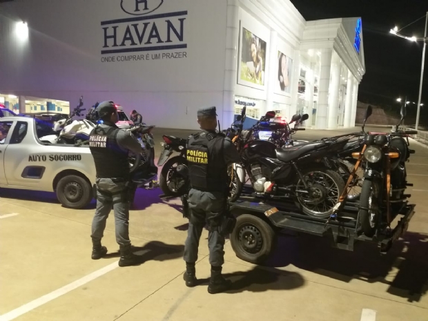 PM apreende sete motocicletas e notifica condutores que faziam manobras no estacionamento da Havan