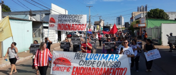 Professores protestam em frente  Cmara Municipal de Vrzea Grande