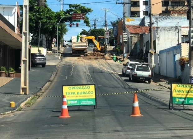 Prefeitura realiza substituio de manilhas rompidas na Avenida Dom Bosco