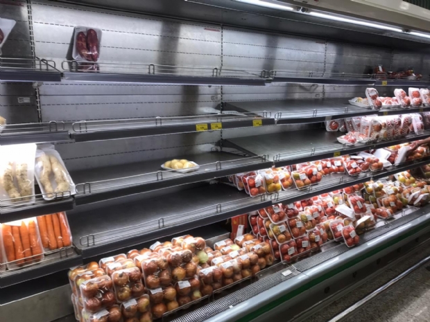 Supermercados de Cuiab j sofrem com falta de alimentos e funcionrios relatam briga entre clientes; fotos e vdeos