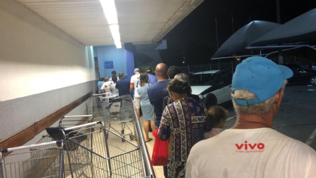 Aps decreto de quarentena, clientes fazem fila em supermercado e recebem lcool gel na entrada