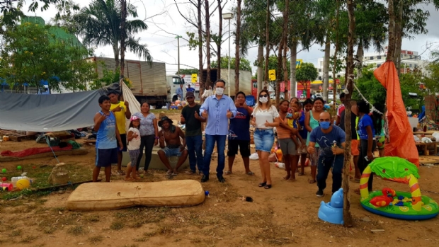 Aps trs meses, indgenas venezuelanos so acolhidos em residncia alugada por voluntrios