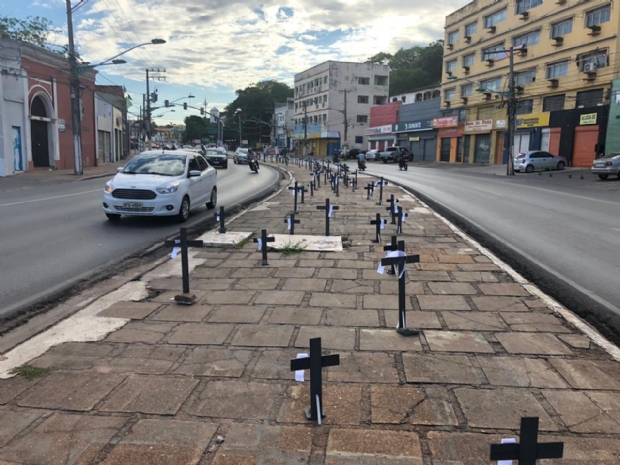 Cruzes espalhadas em canteiro de avenida de Cuiab homenageiam enfermeiros mortos por coronavrus; veja fotos