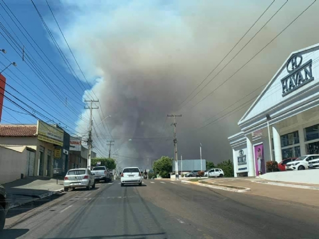 Incndio de grandes propores em aldeia faz cidade ficar tomada pela fumaa
