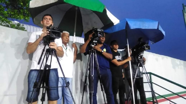 Cinegrafistas tomando chuva na arquibancada do Dito Souza, em Vrzea Grande.