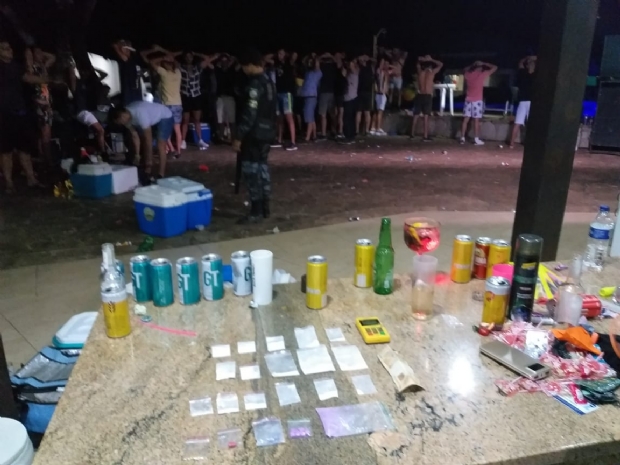 Em meio  pandemia, PM fecha festa de aniversrio regada a lcool, cocana e ecstasy em Cuiab