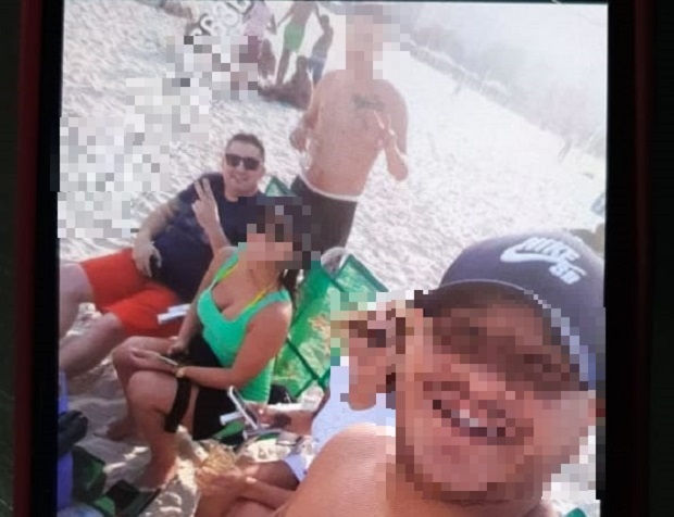 Sobrevivente de tiroteio no Atacado curte praia no RJ e est foragido; tornozeleira foi desativada