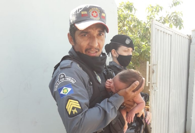 Policiais salvam beb de dois meses que ficou desacordado aps se engasgar; veja vdeo