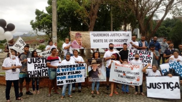 Familiares de adolescente assassinado por engano em MT realizam protesto em Minas Gerais