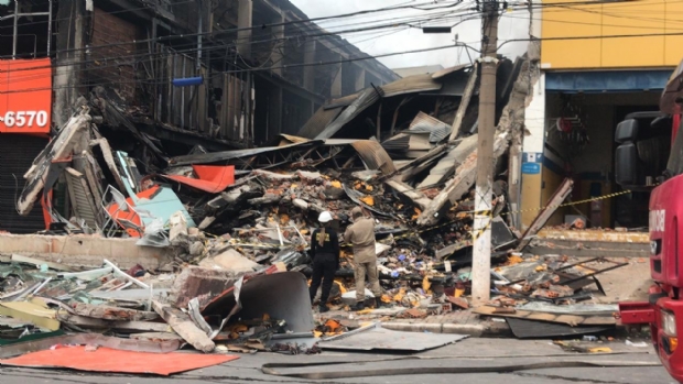 Bombeiros ainda tentam conter focos de incndio sob escombros na Realmat
