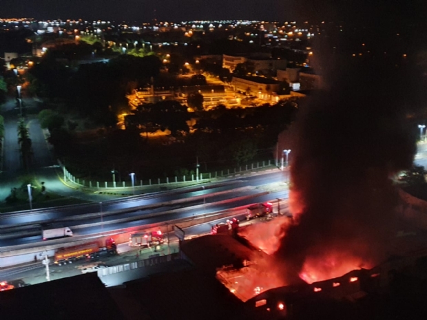 Imagens mostram destruio e fogo consumindo lojas de pneus e de artigos de festas;  fotos e vdeos 