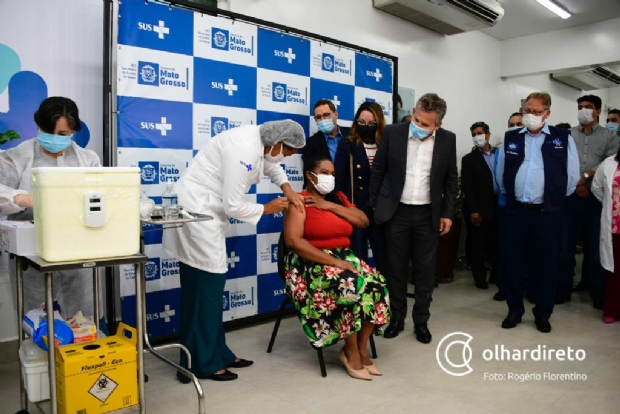 Primeira mato-grossense é vacinada contra a Covid-19 em Várzea Grande; fotos e vídeo