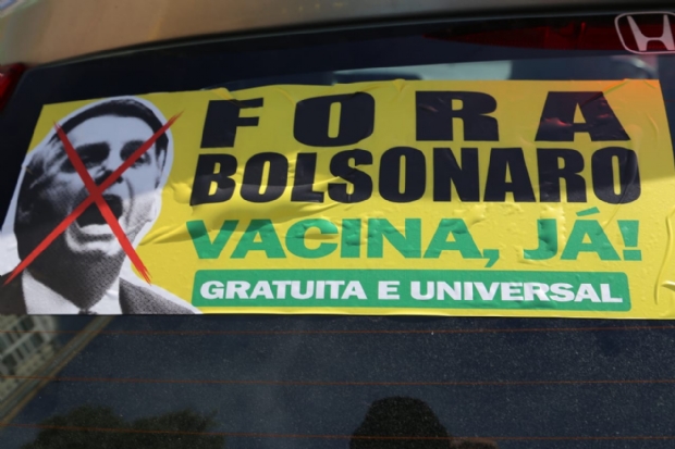 Cuiabanos pedem impeachment de Jair Bolsonaro durante carreata;  fotos 