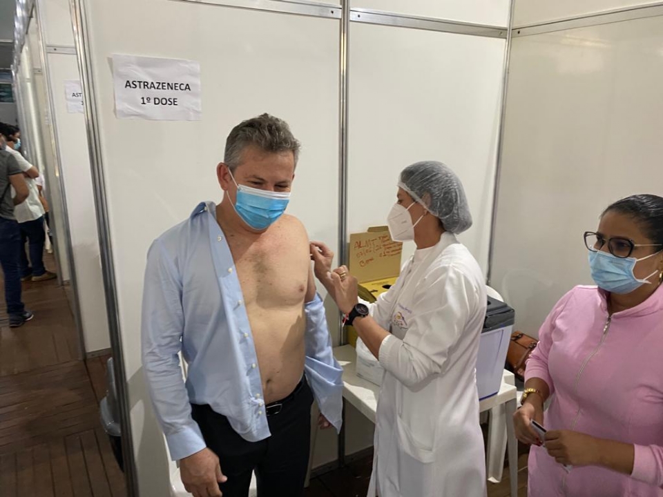 Mauro Mendes  vacinado contra a Covid-19 e faz novo apelo para que populao se imunize;  fotos e vdeo 