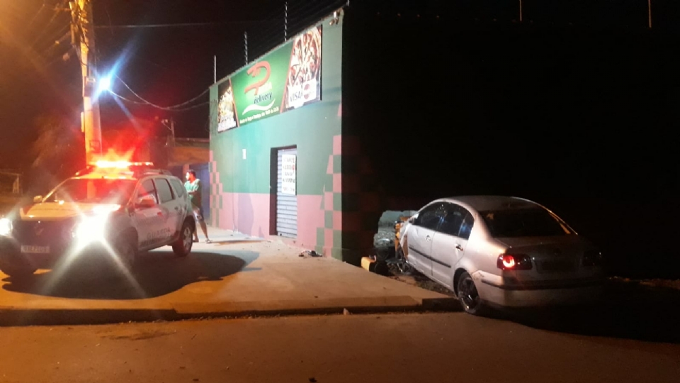 Dois homens ficam feridos aps carro perder controle e atingir muro de pizzaria em bairro de VG