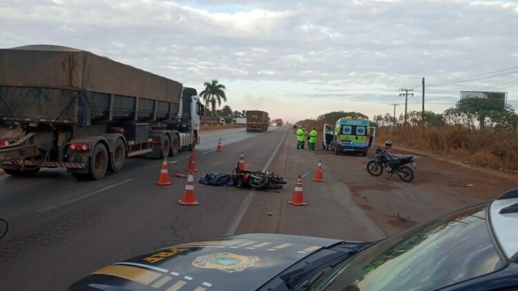 Motociclista morre em coliso com carreta e motorista foge aps acidente