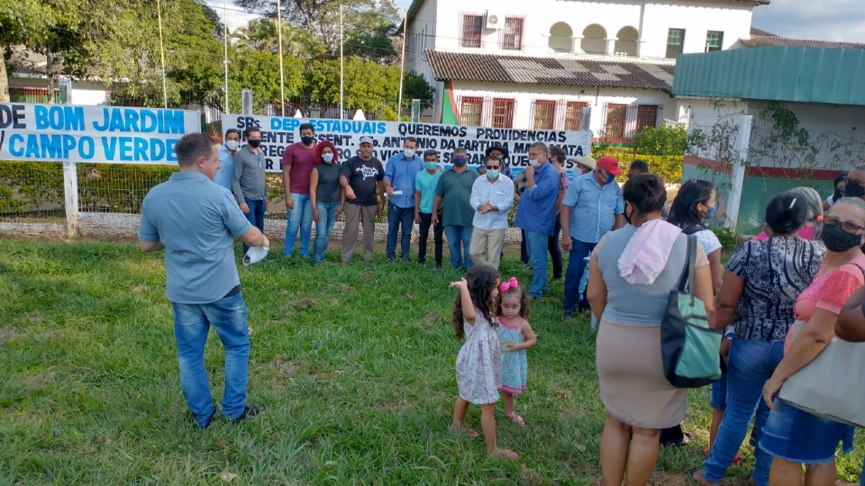 Comunidade Crrego do Ouro faz manifestao para ser anexada a Campo Verde;  fotos e vdeos