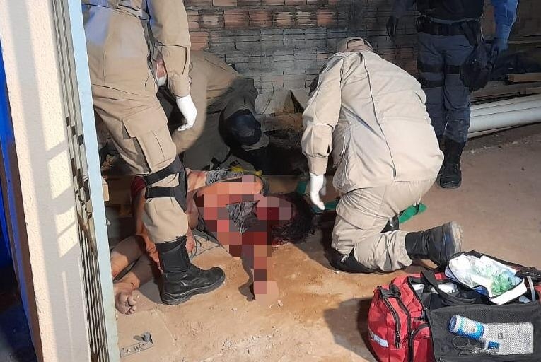 Mulher  atacada a marretadas pelo marido, que escavou cova no fundo de casa para enterr-la