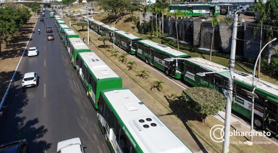 Motoristas de ônibus cobram reposição salarial e ameaçam greve na região metropolitana