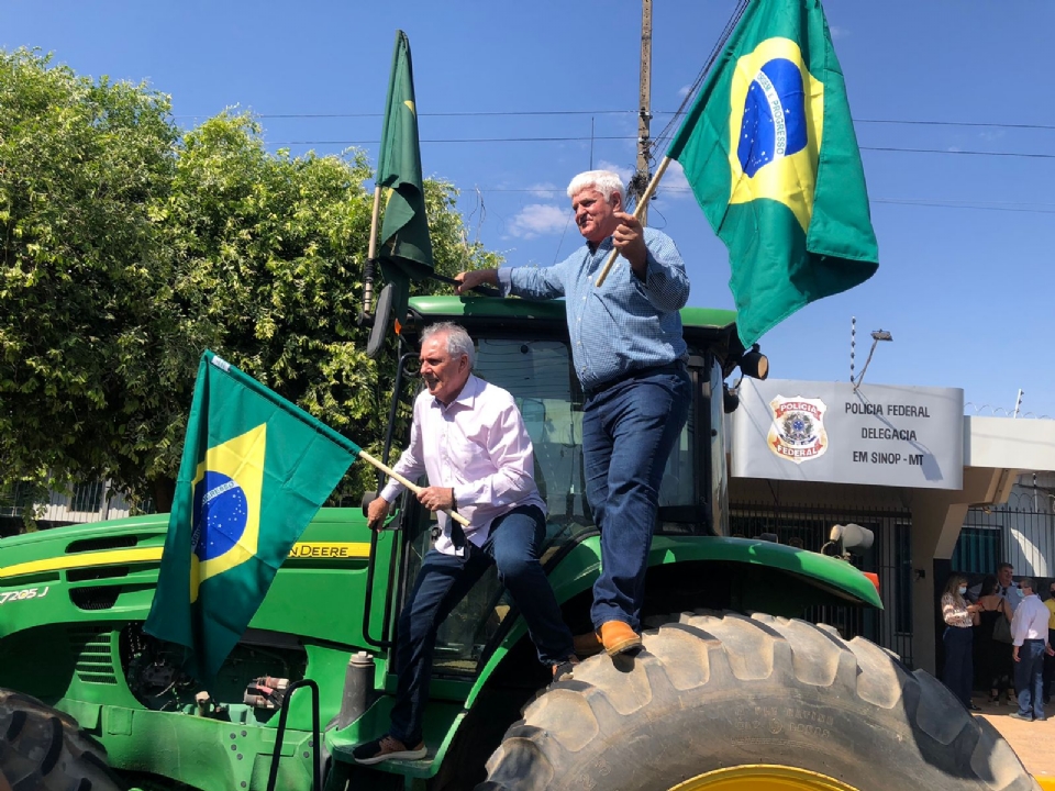 Alvo de operao, Galvn aparece em cima de trator e empunhando bandeira do Brasil em frente a sede da PF;  vdeo 