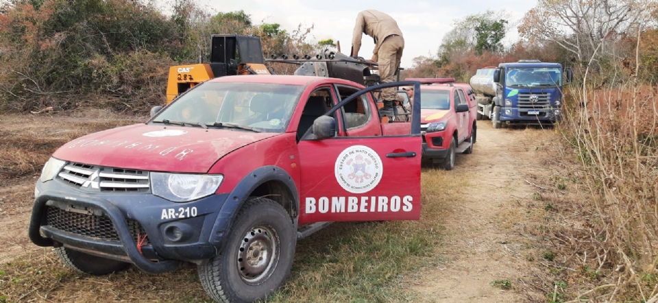 Bombeiros recebem maquinário e aguardam segunda aeronave para combate a incêndio no Pantanal