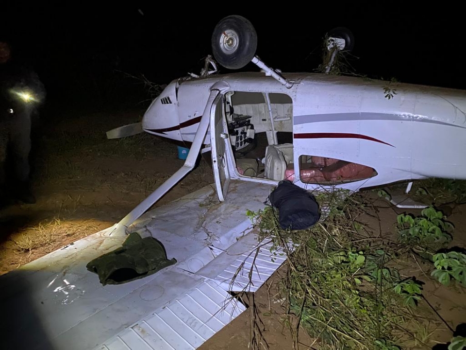 Aeronave que vinha da Bolvia cai e piloto foge abandonando 300 kg de cocana em Mato Grosso