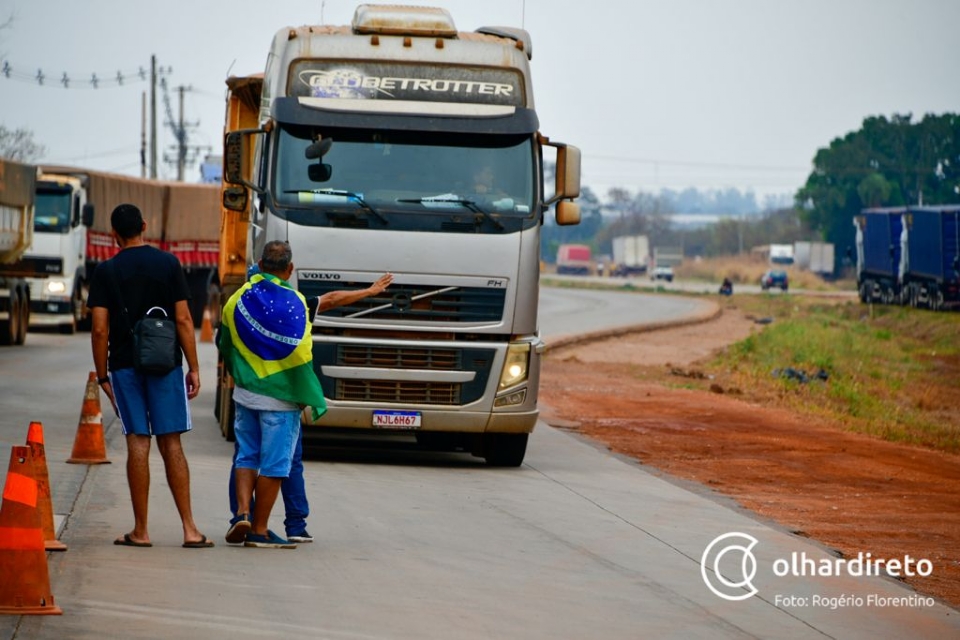 Caminhoneiros ignoram apelo de Bolsonaro e impedem passagem de cargas na BR-364