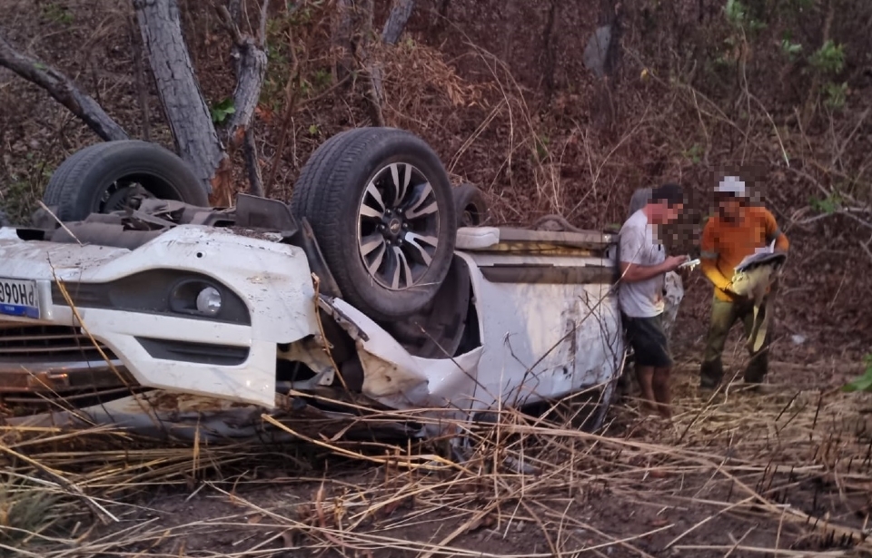 Motorista perde controle de carro e capota S10 na Estrada de Chapada