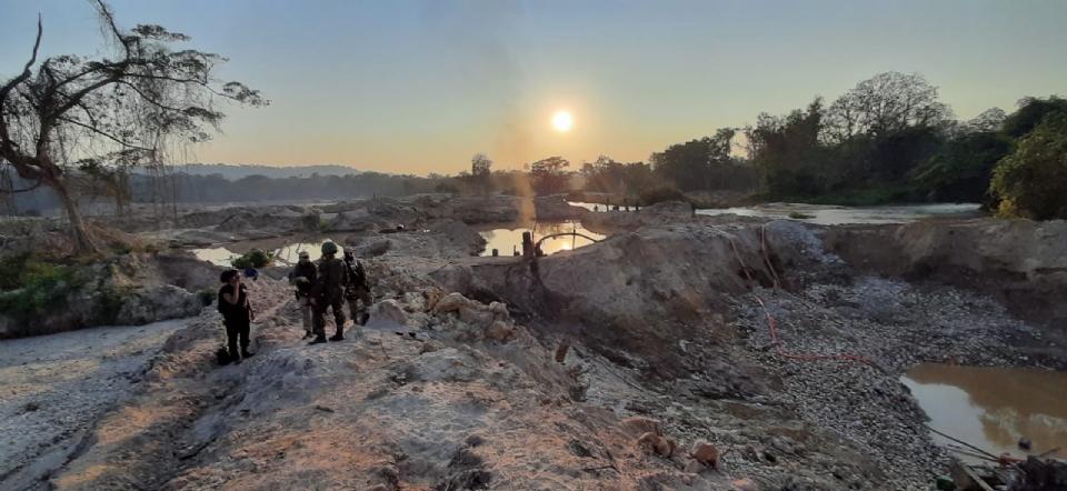 Polcia Federal fecha garimpo ilegal em terra indgena de Mato Grosso; maquinrio inutilizado