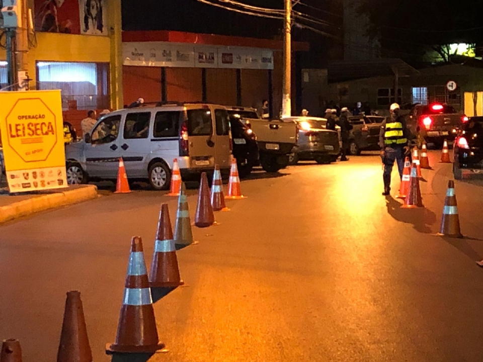 Lei seca prende 17 motoristas e recolhe 47 veculos na Avenida Prainha em Cuiab