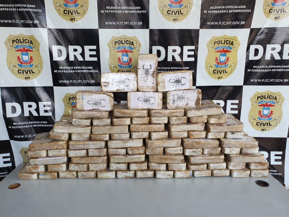Polícia Civil apreende mais de 100 tabletes de cocaína em assoalho de carreta e dá prejuízo de R$ 2 milhões ao tráfico
