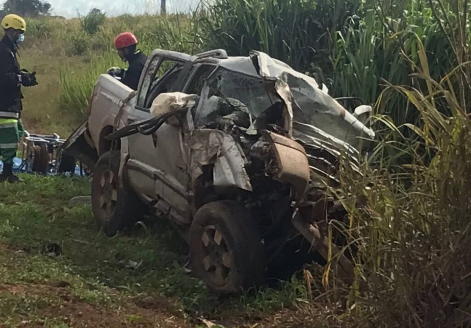 Motorista morre após colidir S10 em caminhão na BR-163; veja fotos