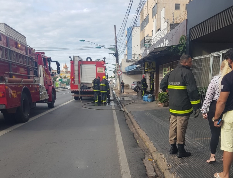 Incêndio atinge restaurante no centro de Cuiabá e bombeiros são acionados