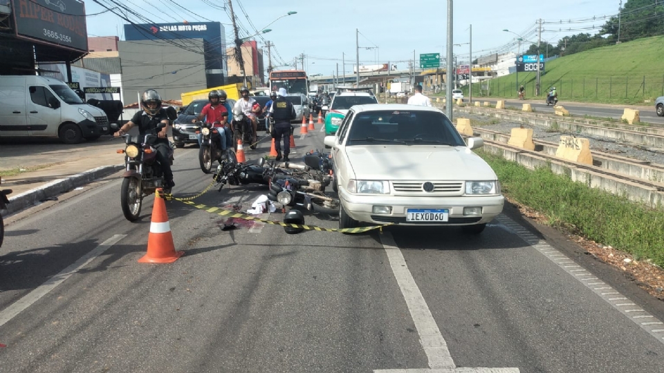 Motociclista morre em acidente com cinco veículos na avenida da FEB
