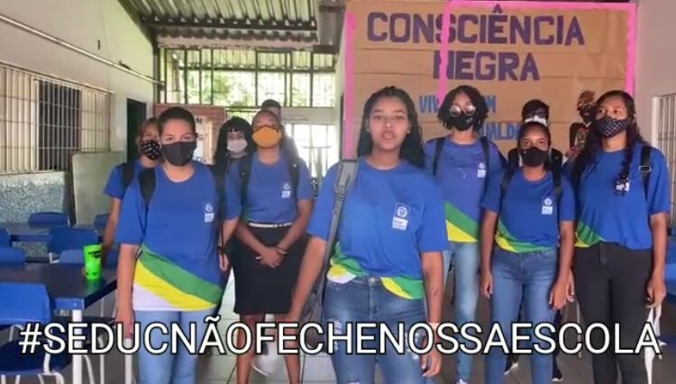 Aps anncio de desligamento, estudantes de Cuiab protestam: 