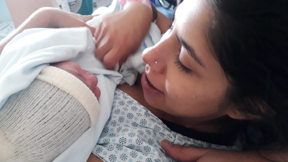 Juliana com Helena no colo após seu segundo parto