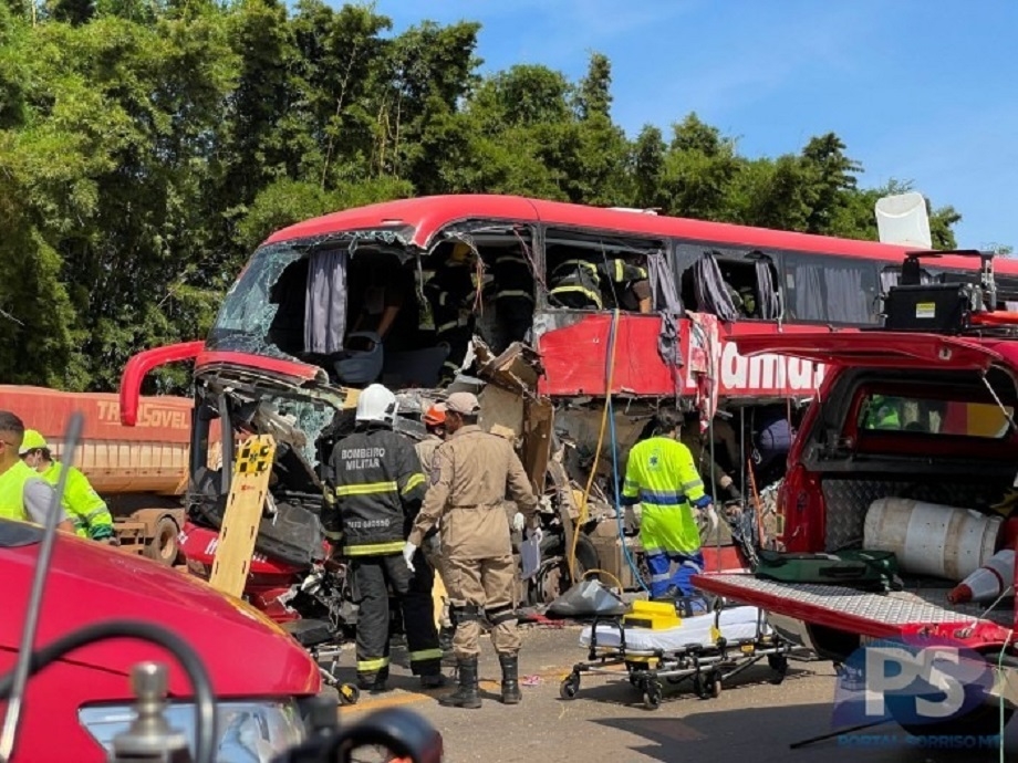 Choque entre ônibus e carreta deixa passageiros feridos e 8 mortos na BR-163;  vídeo